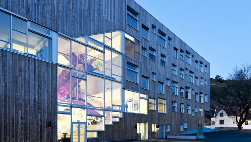 Mesterfjellet Skola, av SPINN Arkitekter, CEBRA, Various Architects, Østengen & Bergo, foto av Mikkel Frost)