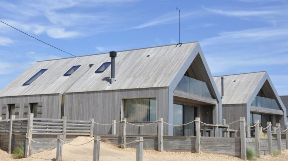 Ett par prisbelönta strandhus med silverfärgad patina 